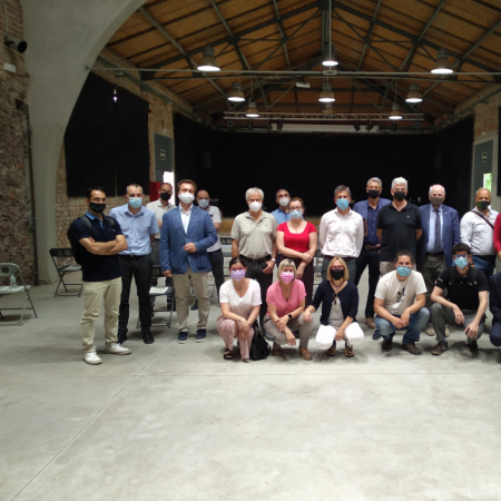 Foto de grup de l'acte constituent de l'Associació Olesa Industrial a l'Escorxador
