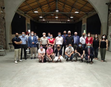 Foto de grup de l'acte constituent de l'Associació Olesa Industrial a l'Escorxador
