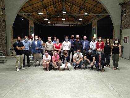 Foto de grup de l'acte constituent de l'Associació Olesa Industrial a l'Escorxador